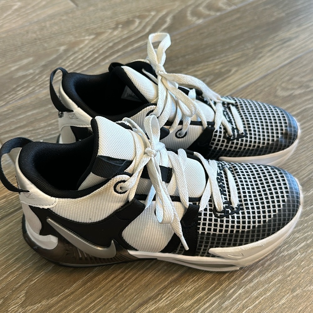 Nike Lebron Witness Basketball Shoe